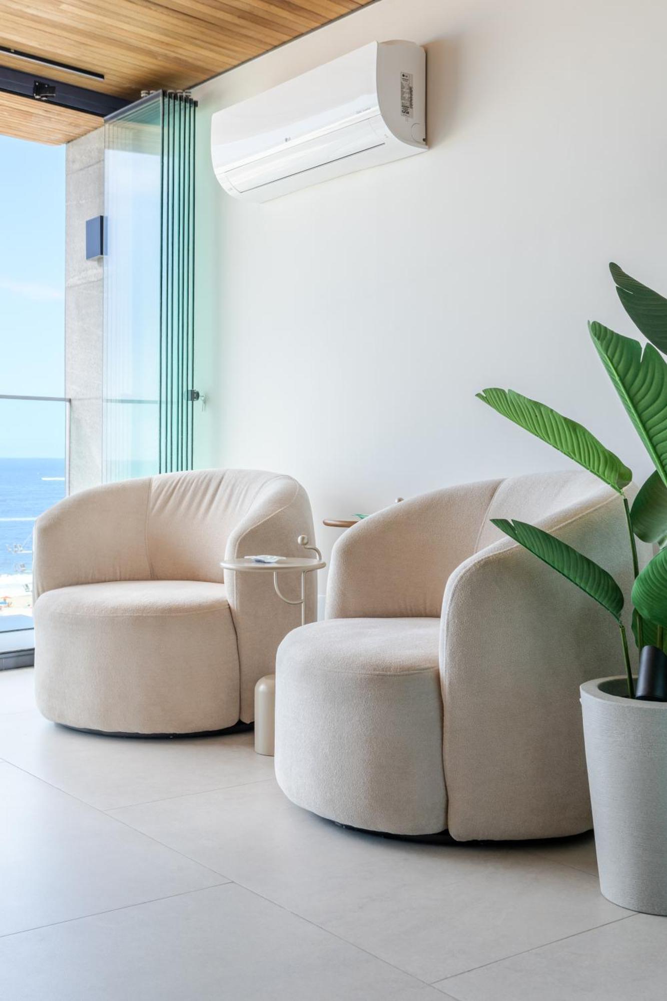 Beachfront Beauty On Atlantic Avenue *